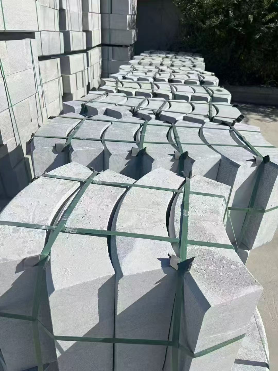 白山 芝麻灰弧形路沿石