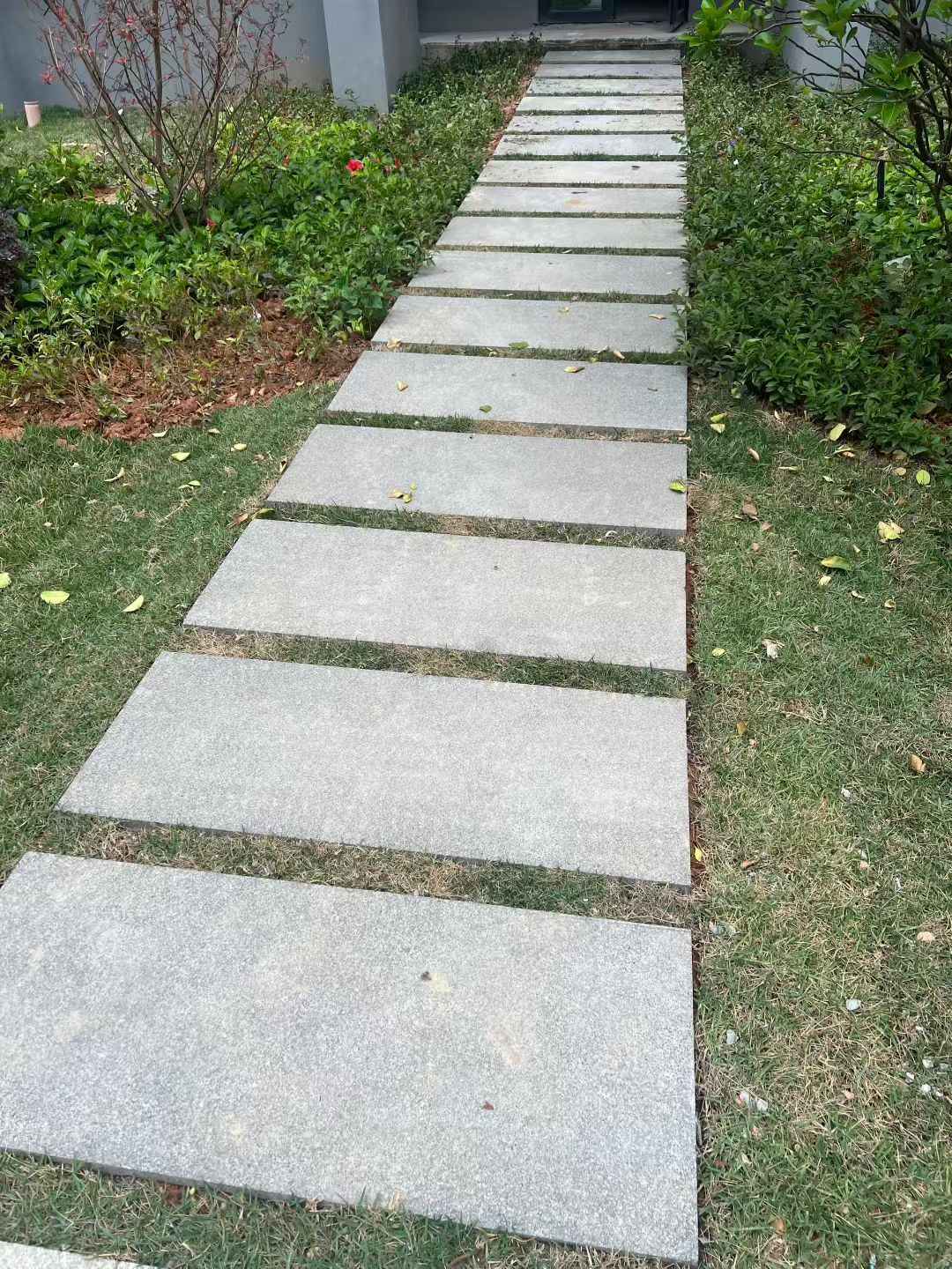 白山 芝麻黑小区踏步、汀步石铺装效果