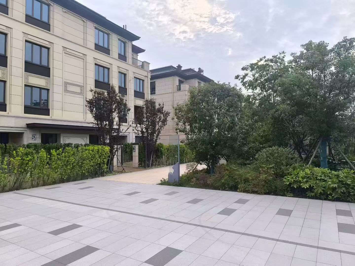 白山 芝麻白与芝麻白搭配铺装，尺寸1200*600