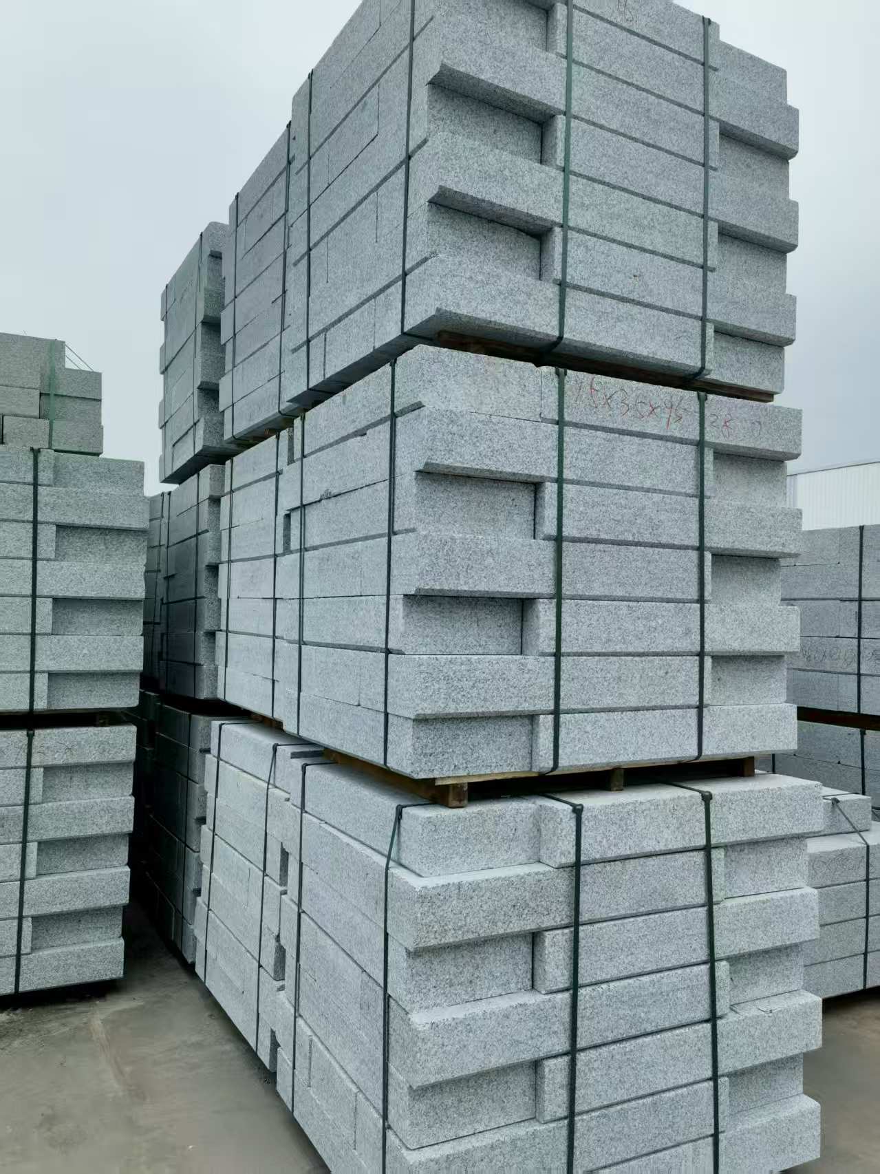 白山 路沿石，板板正正的路沿石