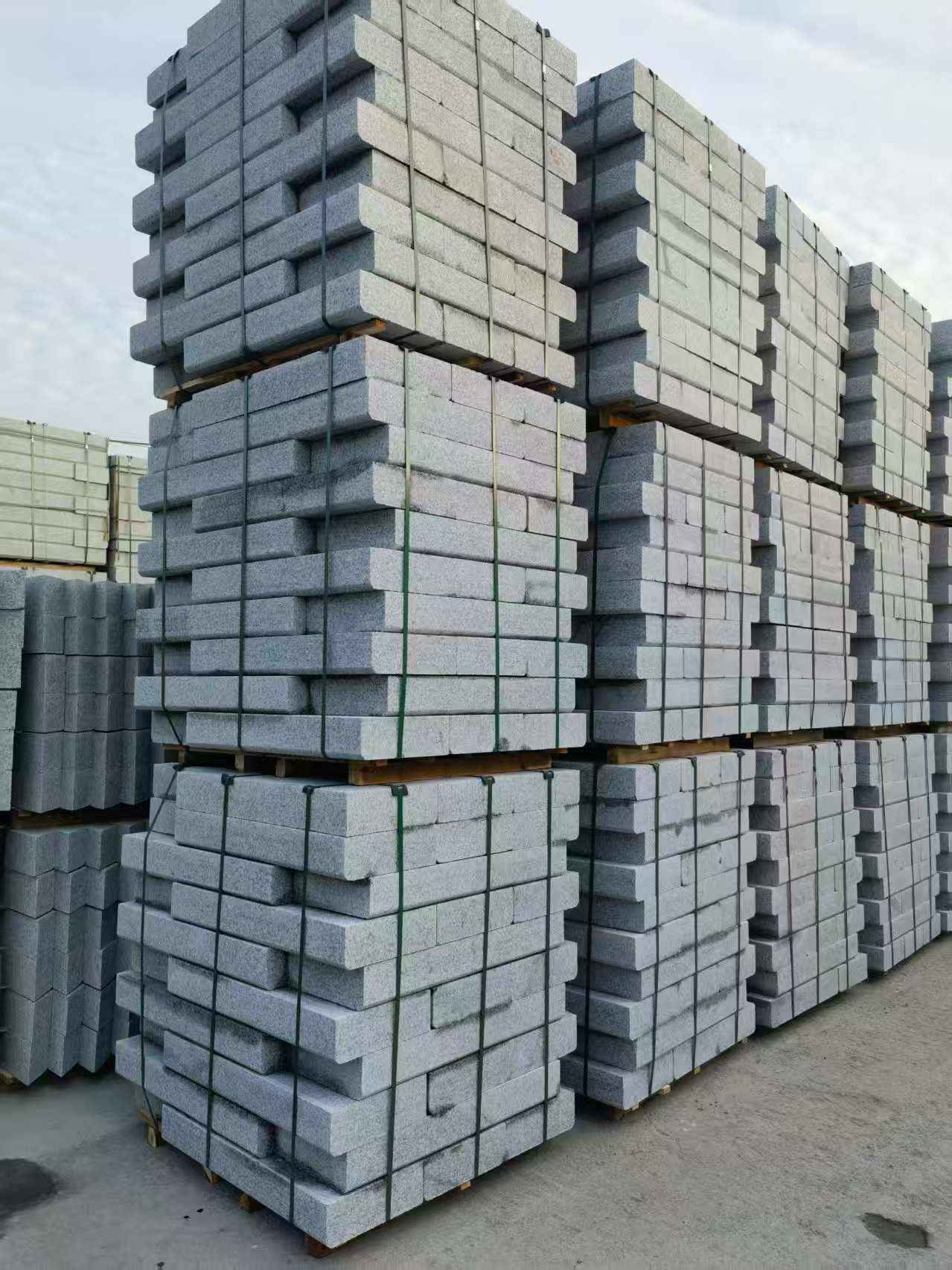 白山 路沿石（路侧石），颜色一致，尺寸标准