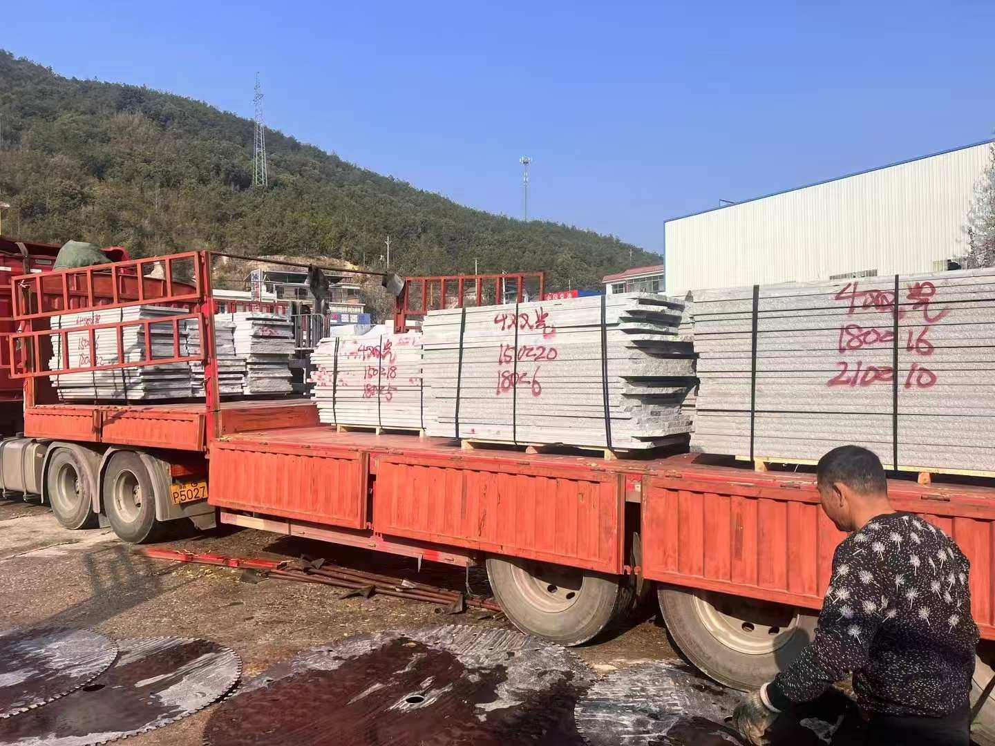 白山 芝麻灰花岗岩光面毛板出货日常